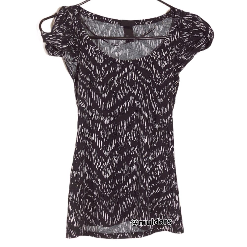 H&M abstract patterned short sleeve abstract chevron shirt